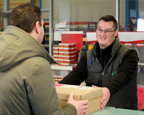 Image d'un vendeur CGR avec un client