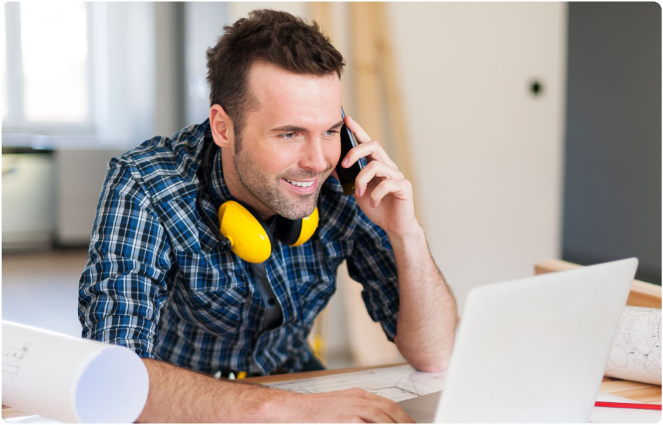 Client sur un chantier avec son téléphone