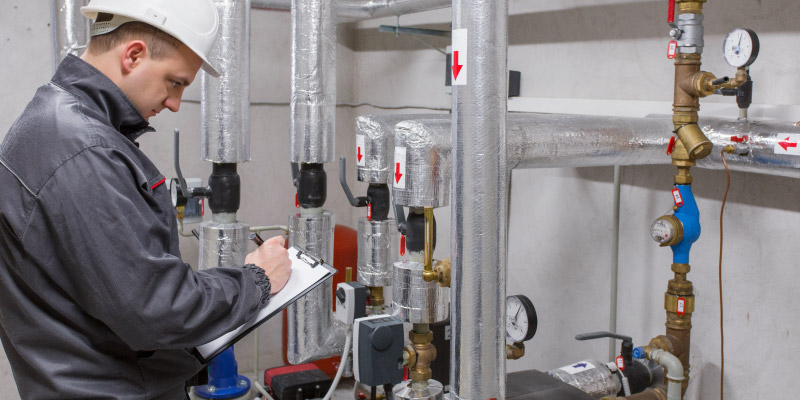 Image d'un technicien qui contrôle une installation de chauffage
