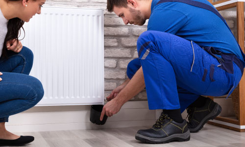 Opération de désembouage sur un radiateur de chauffage