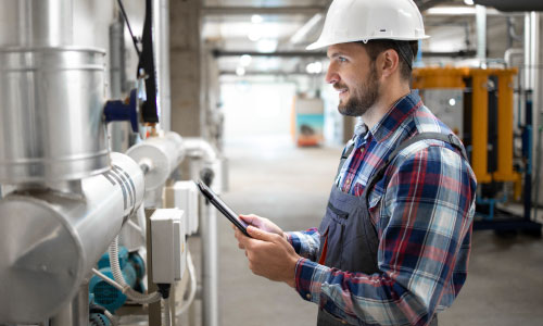 Technicien qui contrôle l'équilibrage d'un réseau hydraulique