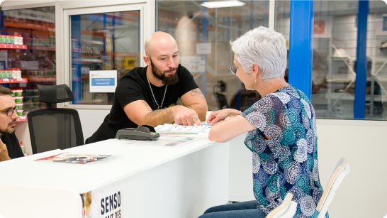 Une cliente au comptoir DBS de Nantes qui demande des conseils