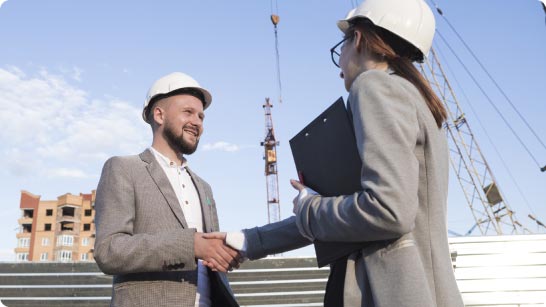 Technico-commercial rencontre un client sur son chantier