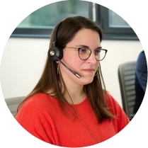 Image d'une commerciale CGR parlant au téléphone avec un client