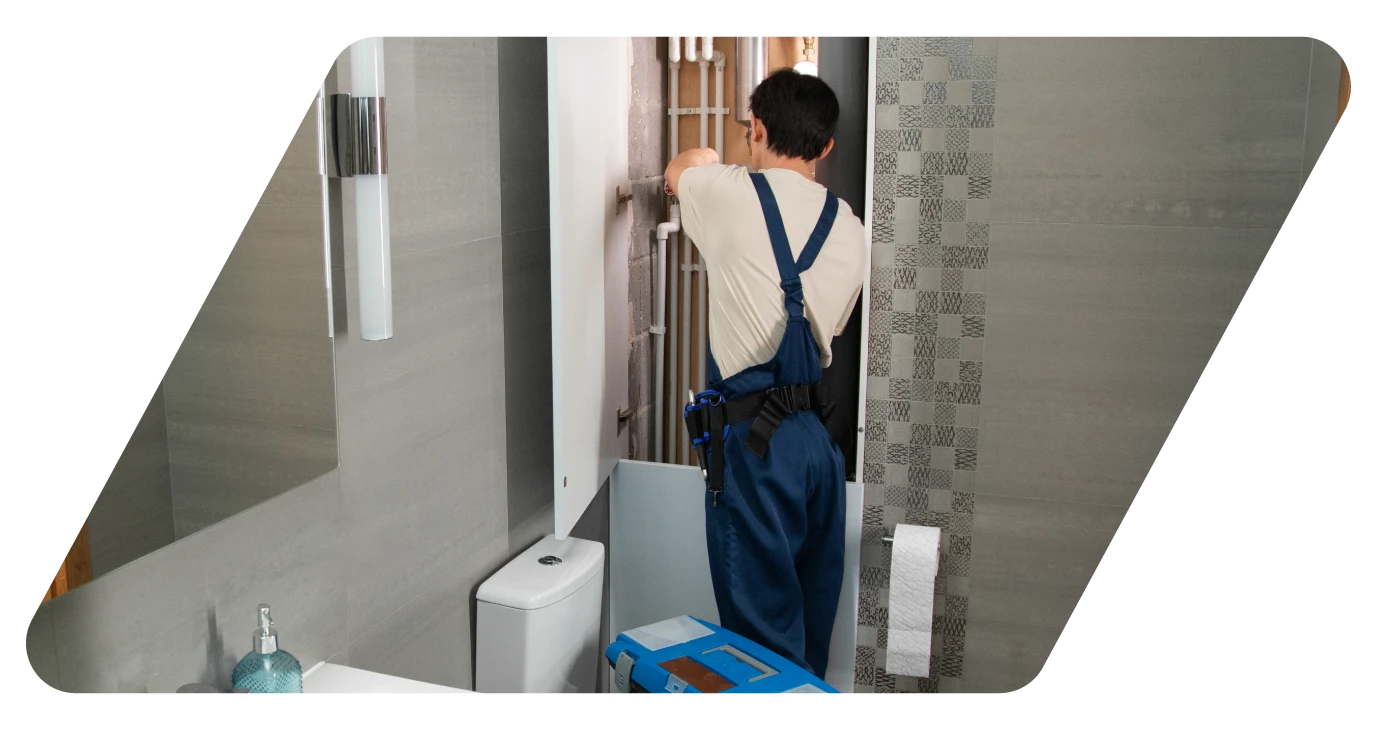 Image d'un plombier intervenant sur une installation d'eau sanitaire