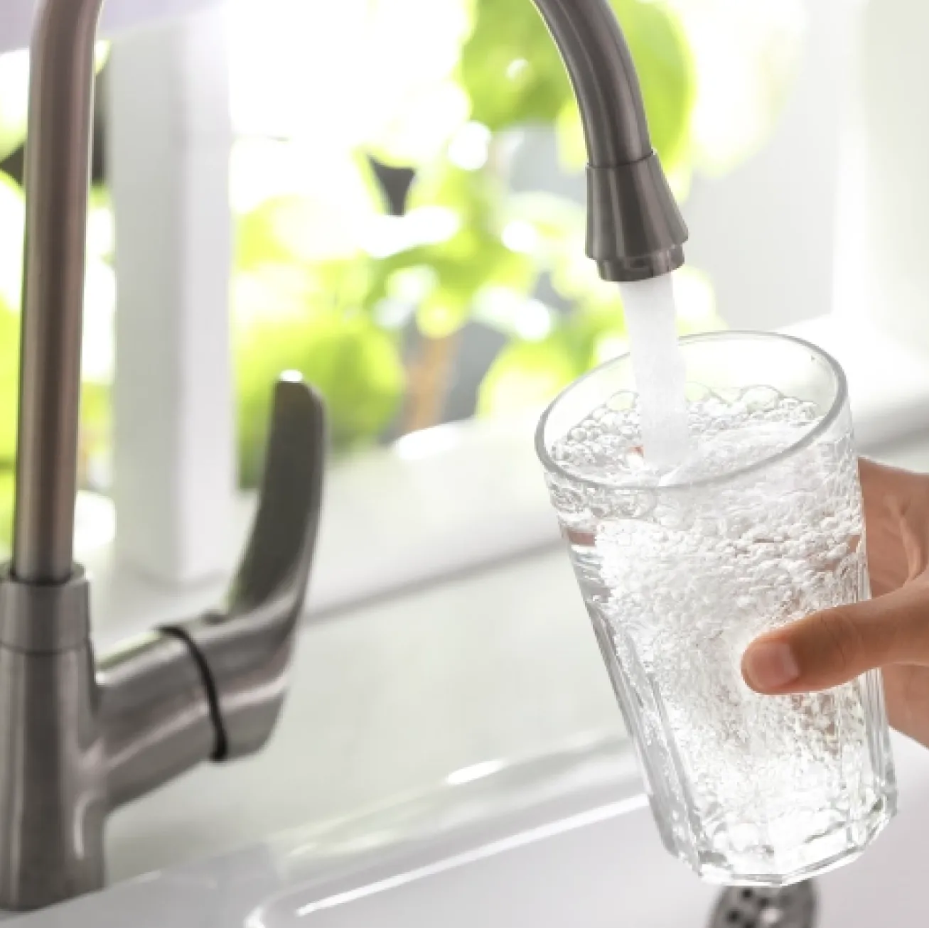 Image d'un verre d'eau remplit au robinet