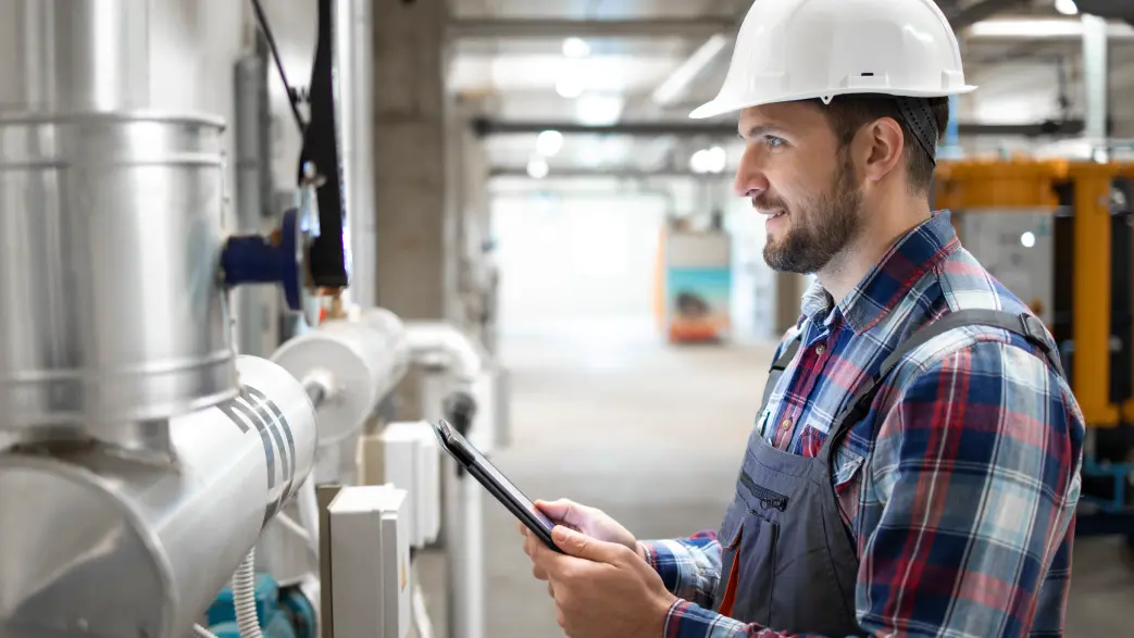 Image d'un professionnel qui manipule une manivelle pour ajuster la pression d'une installation