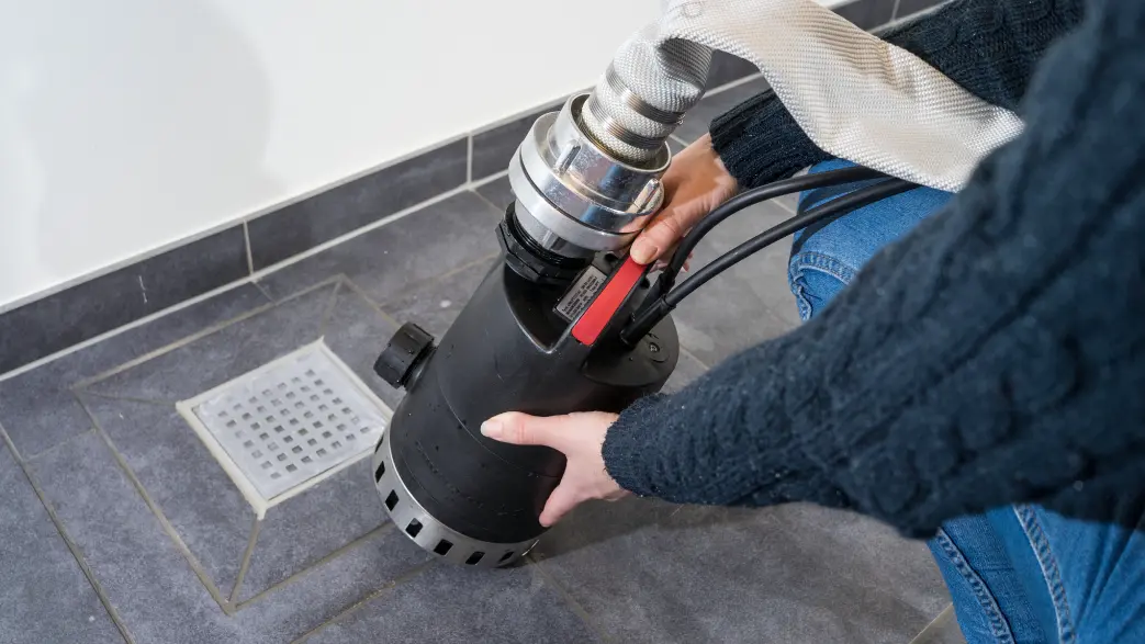 Image d'un professionnel qui manipule un robinet à boisseau sphérique sur une installation