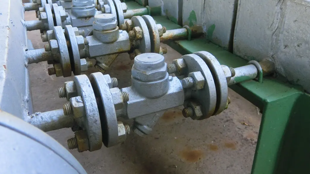 Image d'un professionnel qui manipule une manivelle pour ajuster la pression d'une installation