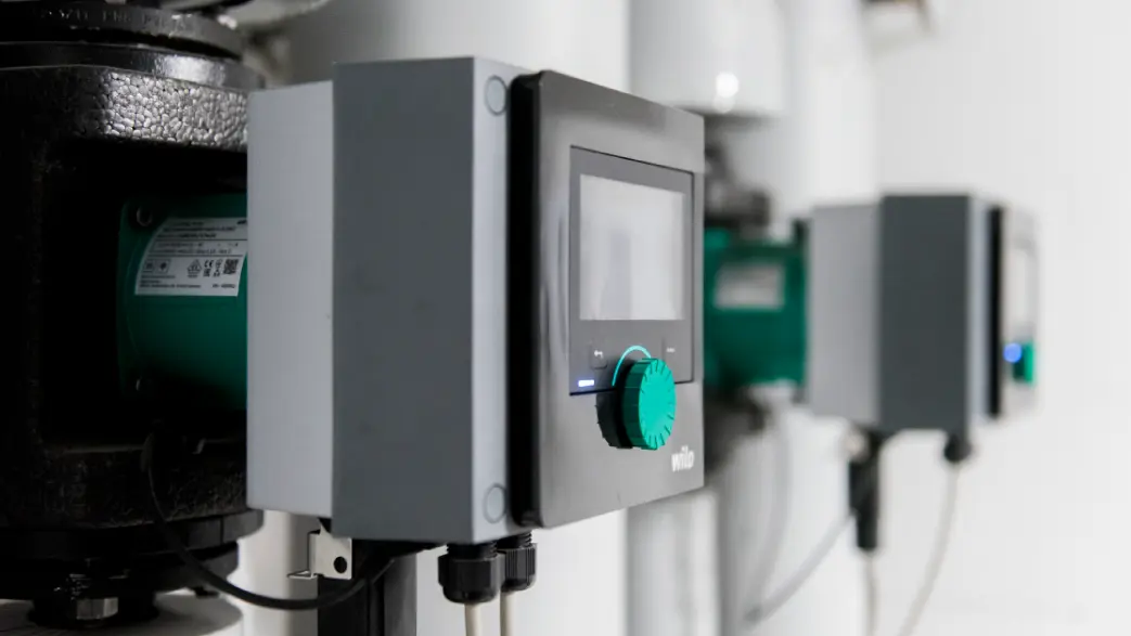 Image d'une installation avec plusieurs circulateurs de chauffage installés