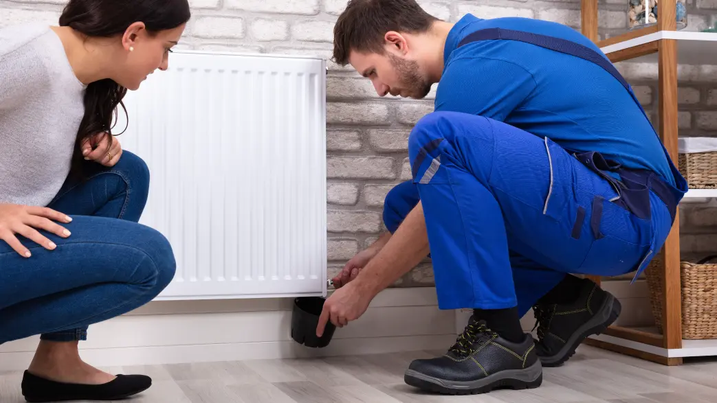 Image d'un professionnel qui désemboue un radiateur domestique
