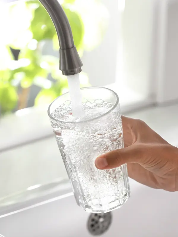 Un verre d'eau rempli au robinet