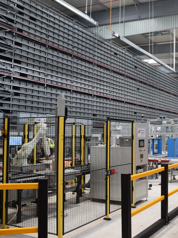 Un client CGR réceptionne un colis au comptoir de son agence CGR-DBS