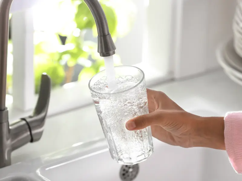 Un verre d'eau rempli au robinet