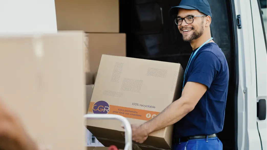 Image d'un opérateur de logistique qui livre un colis CGR chez un client