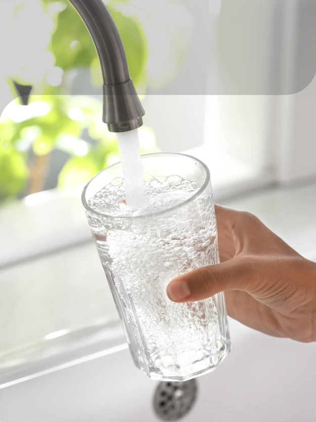 Image d'un verre d'eau rempli au robinet
