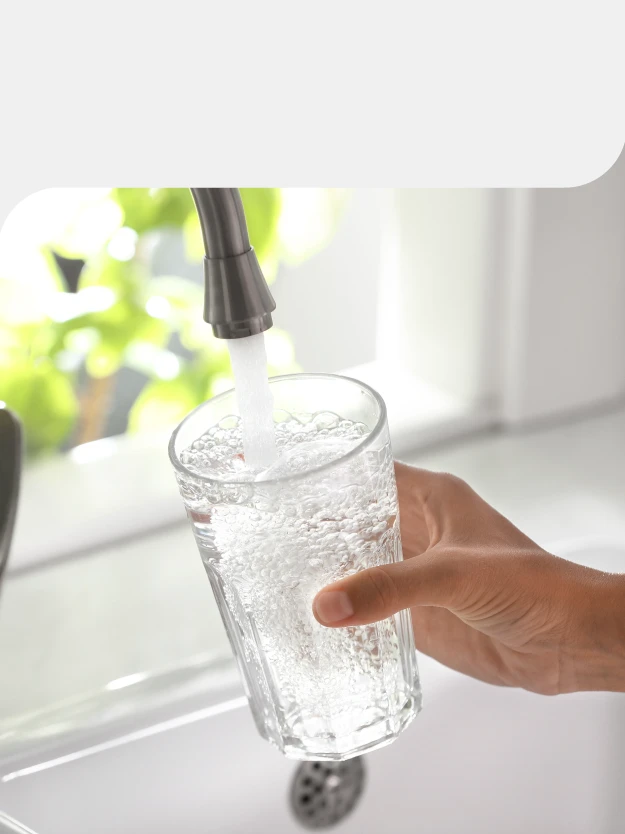 Image d'une unité extérieure de pompe à chaleur installée le long d'un mur