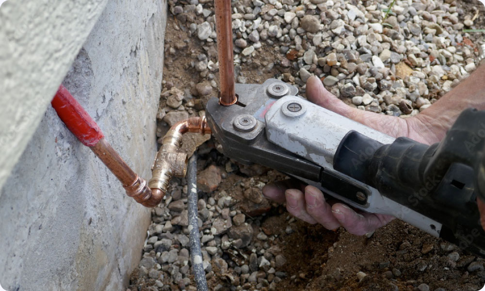 Opération de sertissage sur un chantier